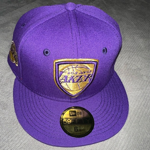 Men's Los Angeles Lakers New Era Purple Shield 59FIFTY Fitted Hat - Picture 3 of 15
